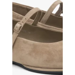 Beige Ballet Flats til kvinder med spænde lavet af blød velour