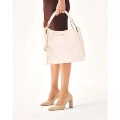 Beige pumps på en smal stolpe.Dette produkt er lille i størrelsen.