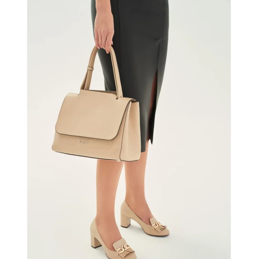 Beige stiletto pumps med tassels og en kæde.Dette produkt er stort i størrelsen.