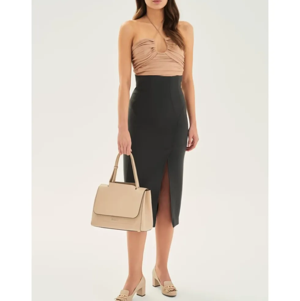 Beige stiletto pumps med tassels og en kæde.Dette produkt er stort i størrelsen.