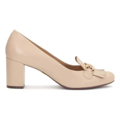 Beige stiletto pumps med tassels og en kæde.Dette produkt er stort i størrelsen.