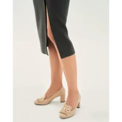 Beige stiletto pumps med tassels og en kæde.Dette produkt er stort i størrelsen.