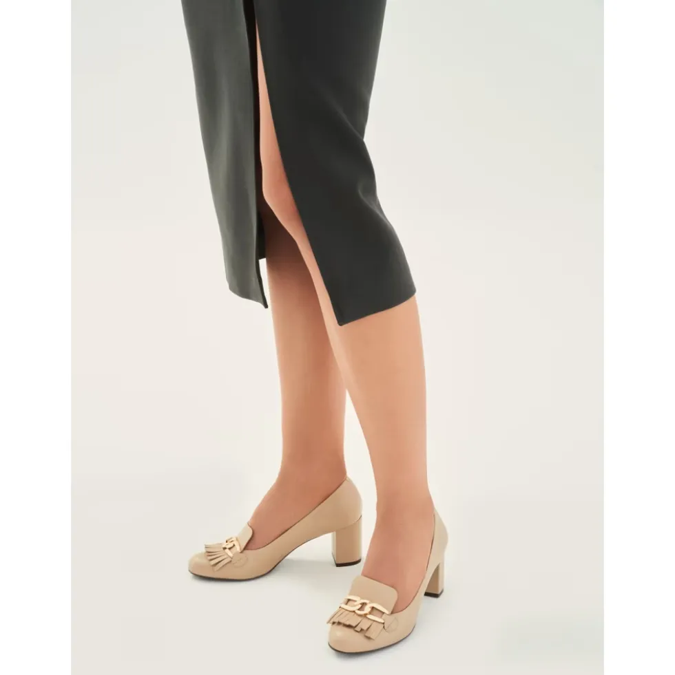 Beige stiletto pumps med tassels og en kæde.Dette produkt er stort i størrelsen.
