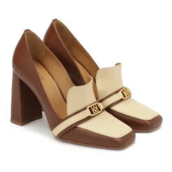 Brun og beige pumps på en stolpe
