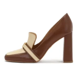 Brun og beige pumps på en stolpe