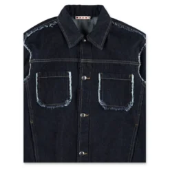 Denimjakke med flossede kanter