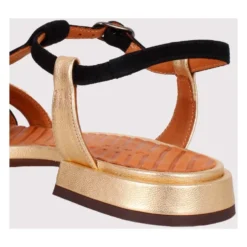Flad sandal i lamineret læder