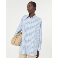 Lang Oversized Stribet Bomuldspoplin Skjorte med Brystlomme og Sommerfuglebroderi