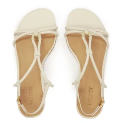 Minimalistiske sandaler på en flad sål