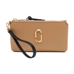 Minimalistisk læderclutch med forfine detaljer