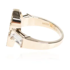 Ring Med Skinnende Krystaller