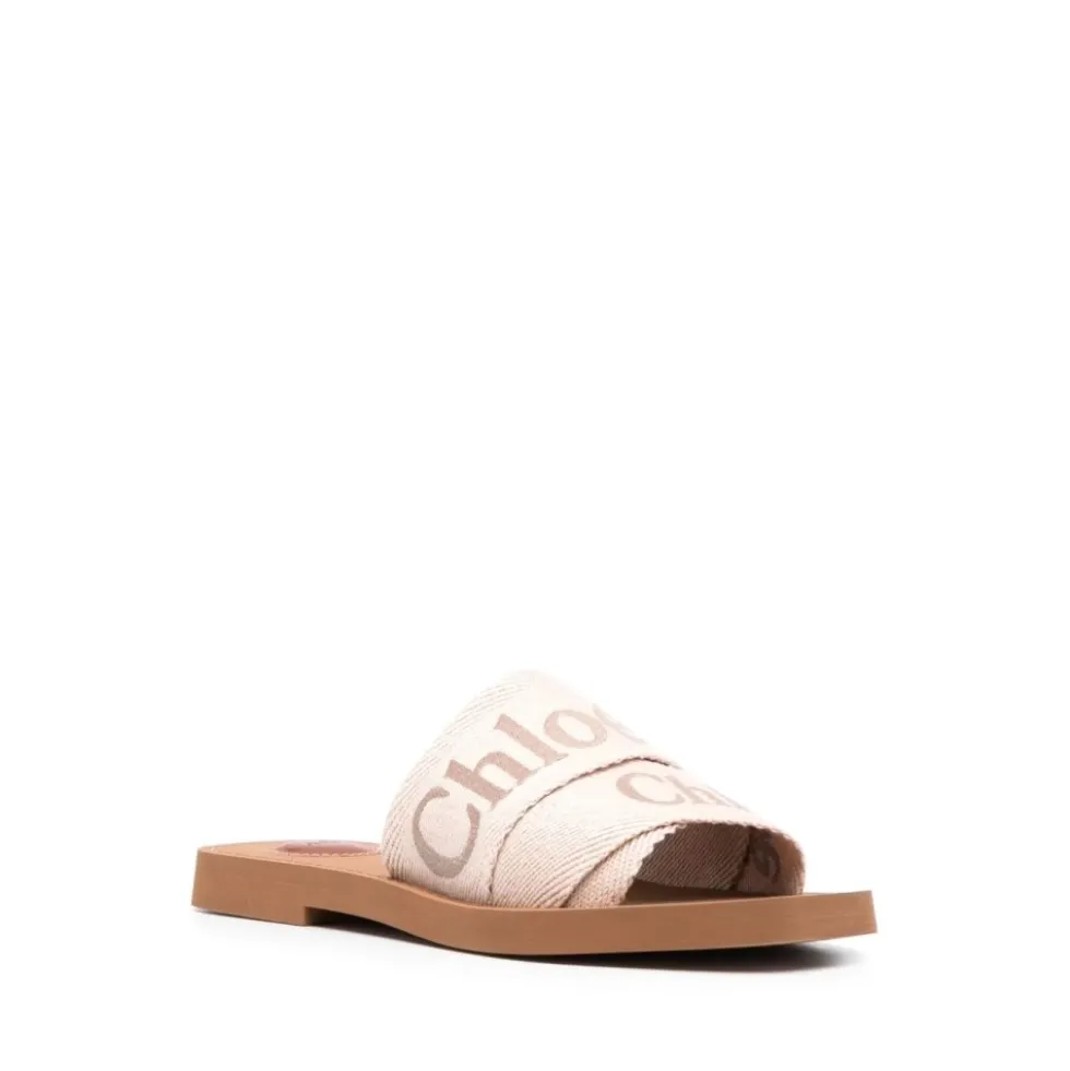 Sandaler med broderet logo