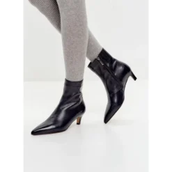 Sleek Pointed Ankelstøvle med Kitten Heel