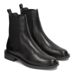 Slip-on støvler på en flad sål.Dette produkt er stort i størrelsen.