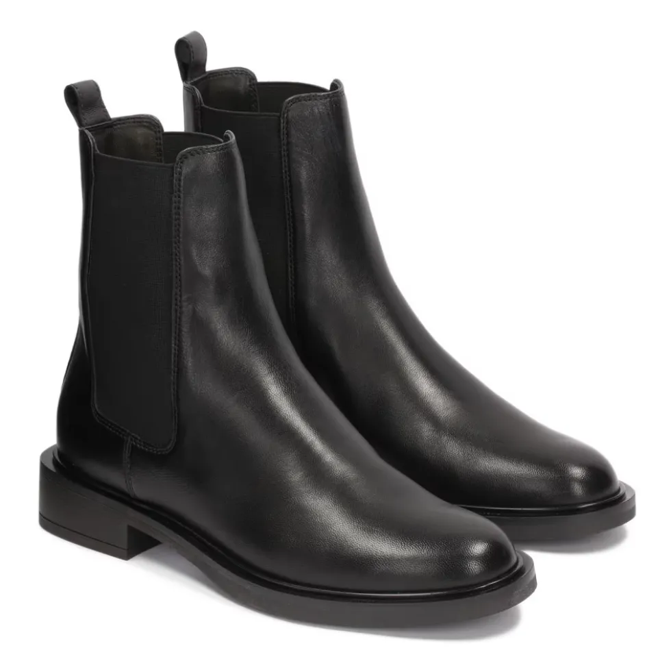 Slip-on støvler på en flad sål.Dette produkt er stort i størrelsen.