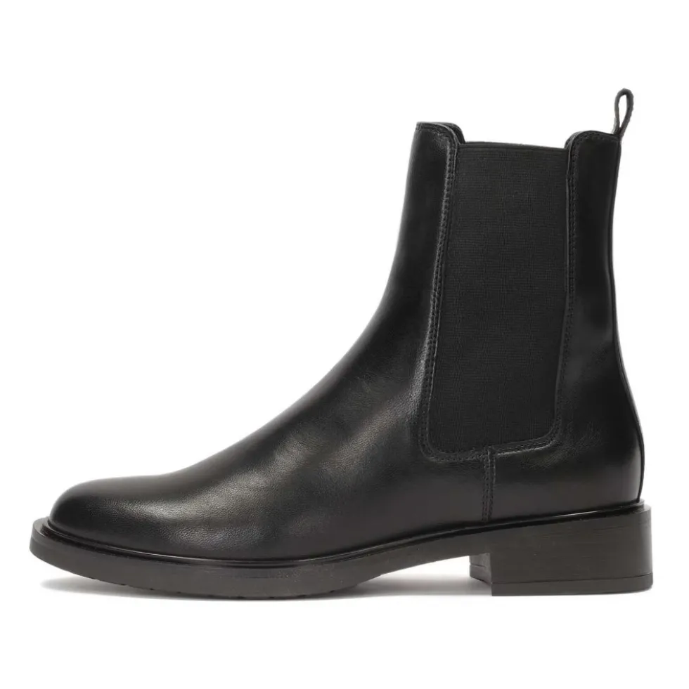 Slip-on støvler på en flad sål.Dette produkt er stort i størrelsen.