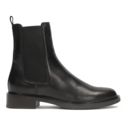 Slip-on støvler på en flad sål.Dette produkt er stort i størrelsen.