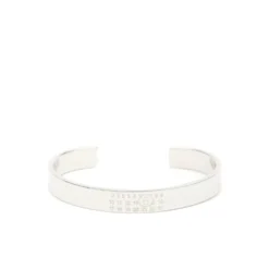 Sølv-tone Graveret Logo Manchet Armbånd