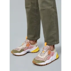 Sneakers i ruskind og teknisk stof
