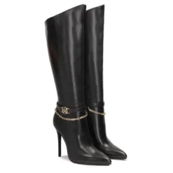 Sorte høje stiletstøvler med dekorativ kæde.Dette produkt er stort i størrelsen.