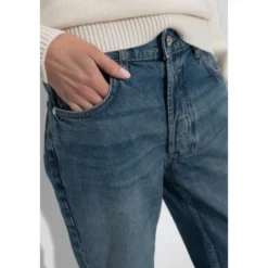 Straight-leg Jeans