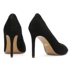 Suede pumps med udskåret overdel.Dette produkt er lille i størrelsen.