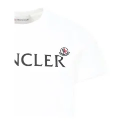 T-shirt med logo bogstaver og patch