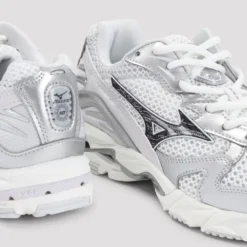 Wave Rider 10 Sneakers